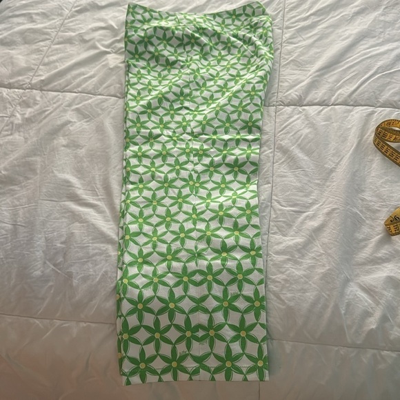 Lilly Pulitzer white capris with green and yellow - Picture 9 of 9